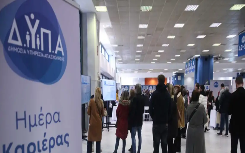 Νέο κυβερνητικό σκάνδαλο: Η ΔΥΠΑ «τάισε» με 1,268 εκατομμύρια ευρώ τον οργανωτή του «Athens Alitheia Forum»